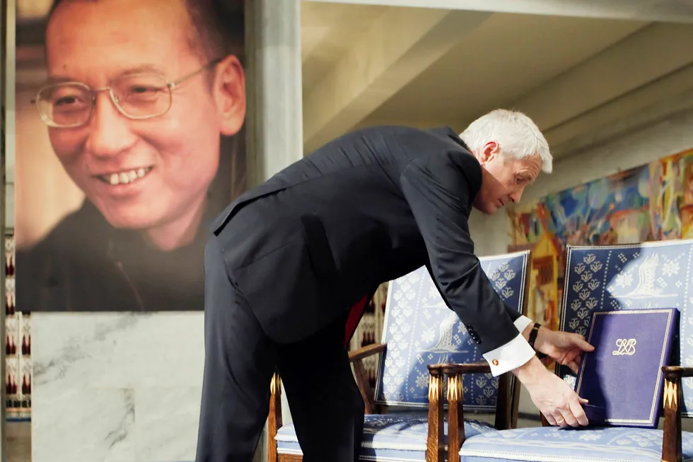 Daværende leder av Den norske Nobelkomiteen, Thorbjørn Jagland, og den tomme stolen og nobelmedaljen tildelt den fengslede kinesiske dissidenten Liu Xiaobo i 2010. Foto: Heiko Junge/NTB Scanpix