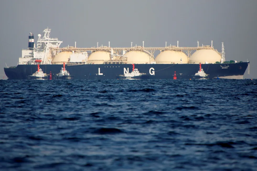 Lng-skipene har karakteristiske tanker der gassen lagres. Her blir et skip dratt inn mot en kraftstasjon i Japan. Bildet er fra 2017.