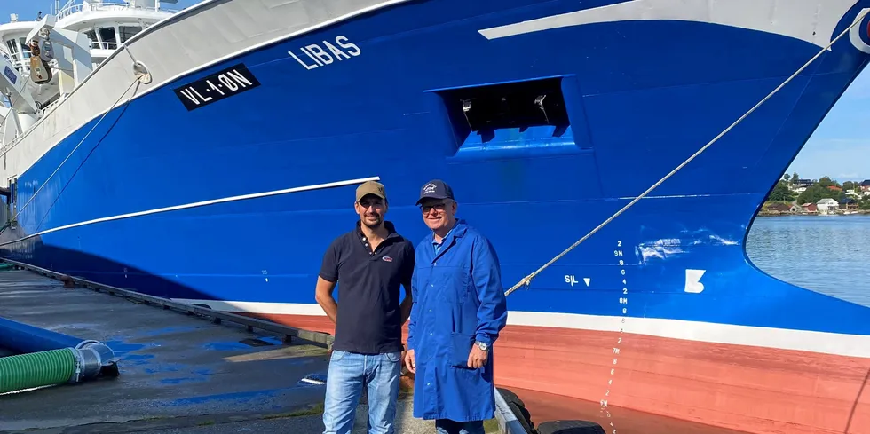 Tirsdag 22. august leverte «Libas» 190 tonn makrell til konsum til Olav E Fiskerstrand AS. Nå er sesongen i gang, konstaterer skipper Ivar Berntsen (t.v.) og kjøper Eldar Overå.