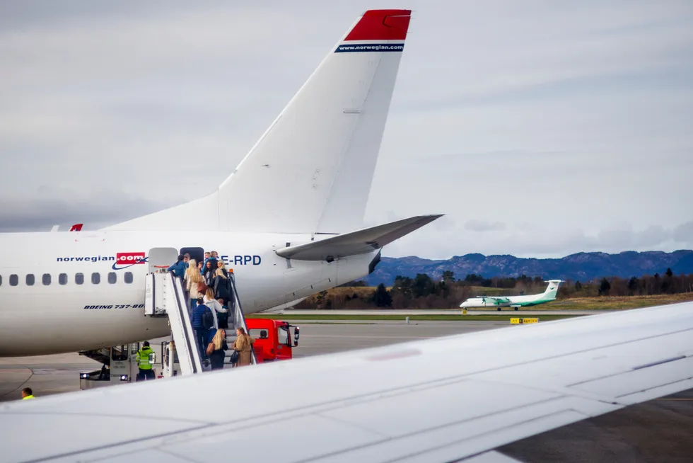 Norwegian- og Widerøe-fly på Bergen lufthavn Flesland.