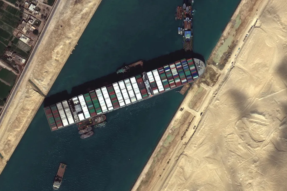 Kødannelser etter havariet i Suez-kanalen har ført til forsinkelser og fordyrelser og gjort containere til mangelvare, skriver Knut Anton Mork.