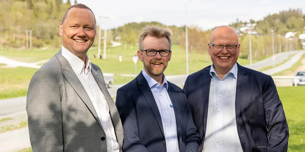 Kraftkonsernet NTE kjøper seg inn i solcelleleverandøren HVACS. Per-Arne Sæther, konsernsjef i Rissa Kraftlag (t.v), John Bernhard Roten, daglig leder i HVACS AS (midten), Svein Olav Munkeby, konserndirektør i NTE (t.h).