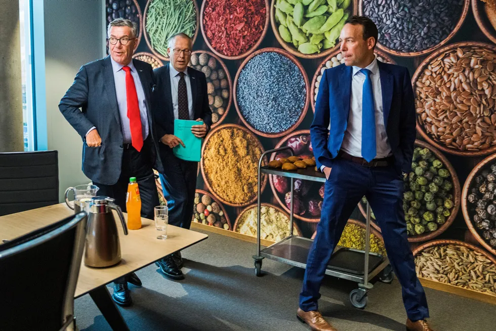 India blir et stort marked for Orkla etter oppkjøpet som nå er landet. Her er konsernsjef Jaan Ivar Semlitsch (til høyre) sammen med styreleder Stein Erik og konserndirektør Håkon Mageli foran krydderdekorasjonen ved hovedkontoret.