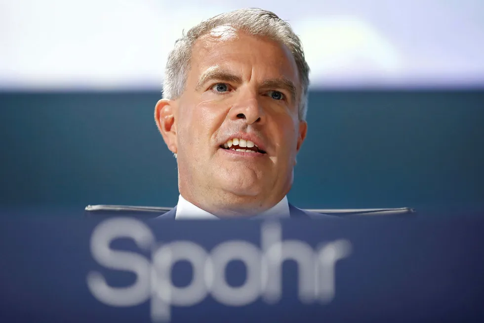 Carsten Spohr, administrerende direktør i Lufthansa, ser ingen tegn til at folk flyr mindre.