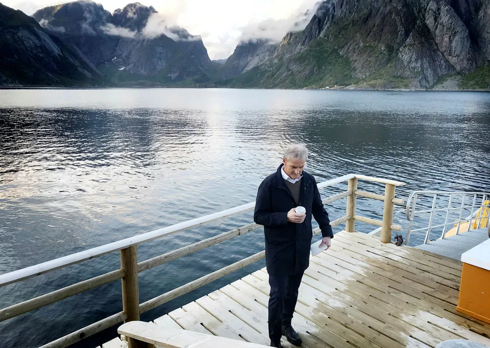 Det kan bli lite folksomt for norske politikere når de skal drive valgkamp mens koronasmitten truer. Her er Ap-leder Jonas Gahr Støre i Reine i Lofoten i fjor sommer.