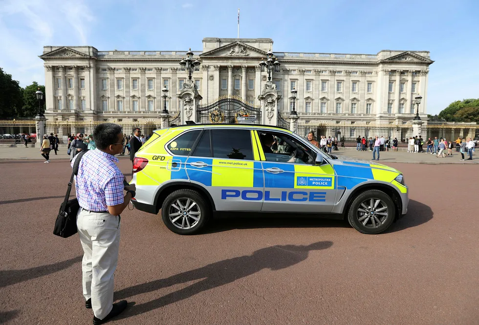 En mann i en bil ble fredag kveld arrestert utenfor Buckingham Palace i London med et 1,2 meter lang sverd. Nå er nok en mann arrestert mistenkt for å ha deltatt i planleggingen av et terrorangrep. Foto: PAUL HACKETT/Reuters/NTB Scanpix