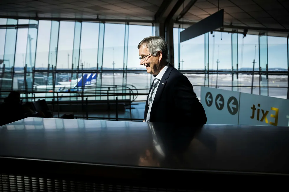 Administrerende direktør Øyvind Hasaas ved Oslo lufthavn har fått forslagene om en ny flypassasjeravgift på sitt bord. Avinor foreslår en annen avgift enn Finansdepartementet. Foto: Per Thrana