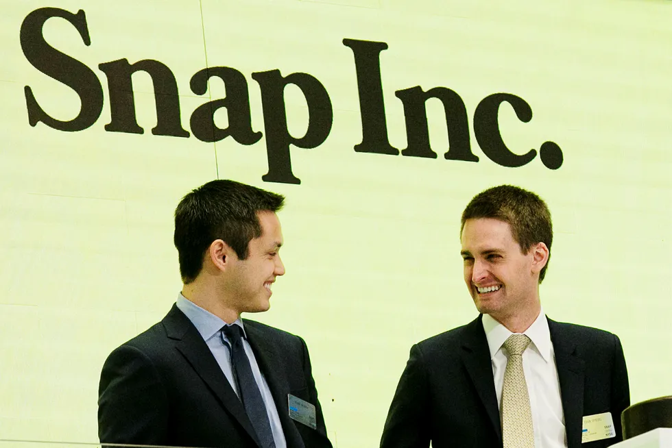 Snapchat-gründerne Bobby Murphy (til venstre) og Evan Spiegel var til stede da Snap-aksjen ble børsnotert på New York Stock Exchange i begynnelsen av mars. Foto: AP Photo/Richard Drew