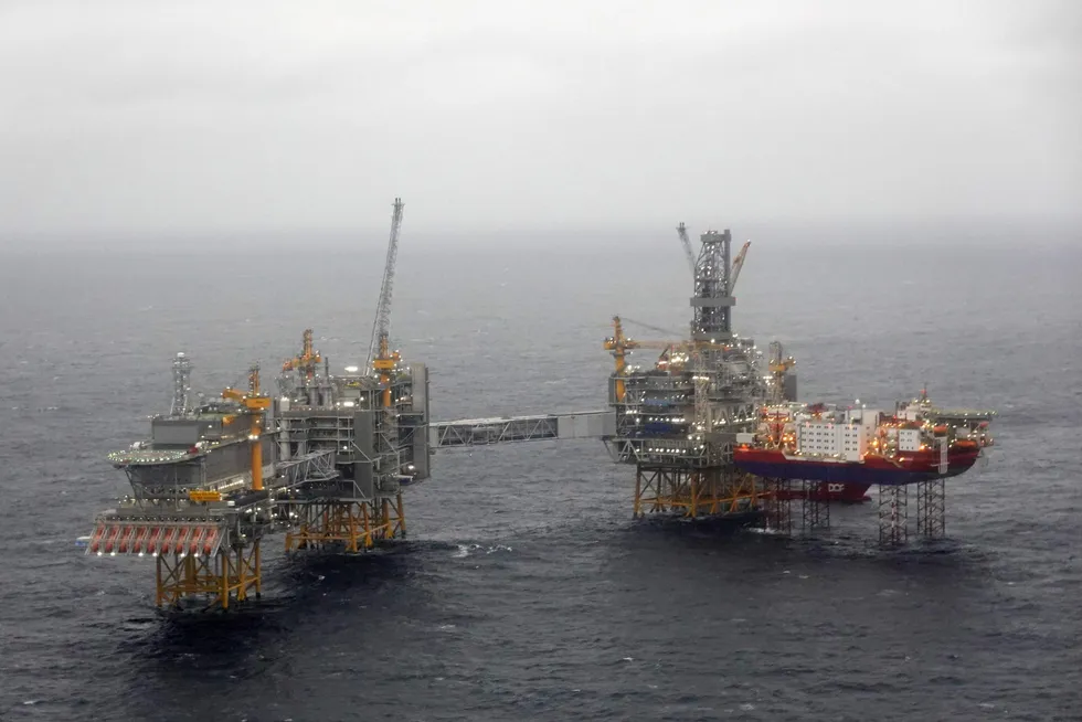 Opec og andre oljeproduserende land reduserte produksjonen i 2020. Johan Sverdrup-feltet i Nordsjøen førte derimot til en økning i oljeproduksjonen i Norge.