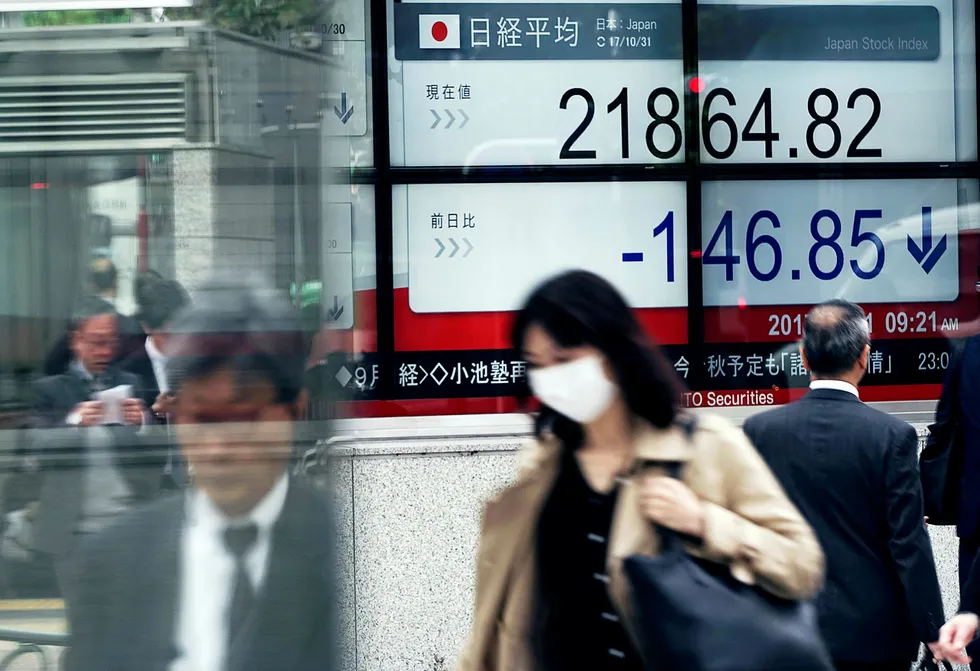 Nikkei-indeksen ved Tokyo-børsen ledet fallet ved asiatiske børser onsdag. Teknologisektoren er hardest rammet etter at nøkkelindeksene endte på nivåer som ble sett før finanskrisen for tre uker siden. Foto: Eugene Hoshiko/AP/NTB Scanpix