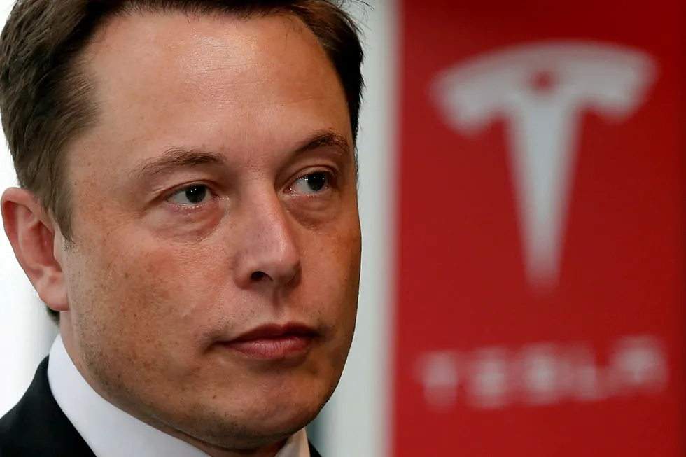 Tesla-sjef Elon Musk vil ta elbilprodusenten av børs.