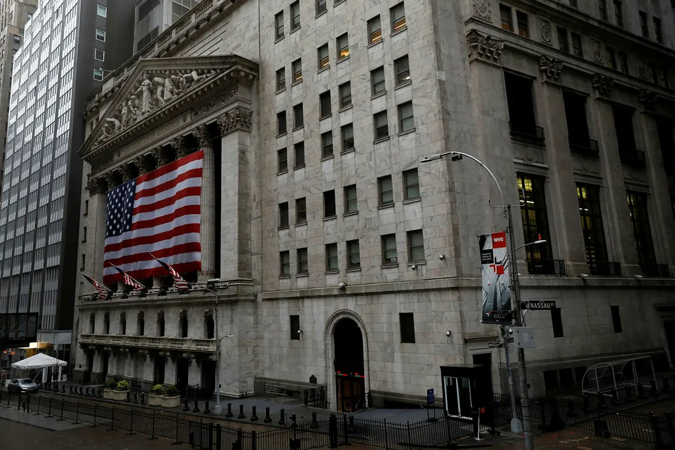 Finansdistriktet på Manhattan med Wall Street og New York-børsen var nesten helt folketomt mandag.