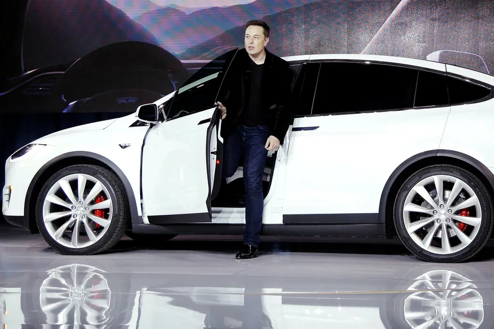 Tesla Norge øker årsresultatet fra 2017 til 2018. Her er mannen bak elbilen, Elon Musk, på vei ut av Model X-bil.