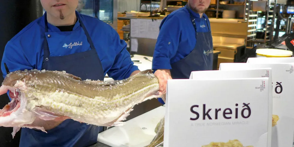 Fiskehandlerne Stian Fjellskål (t.v.) og Dan Even Fjellskål hos Fjellskål på Fisketorget i Bergen, selger rundt 200 kilo skrei i uken