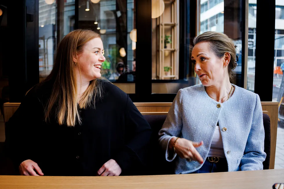 Høyres nestleder, Tina Bru (til venstre) og stortingsrepresentant Linda Hofstad Helleland lover at Høyre vil skrote regjeringens forslag til ny exitskatt dersom de vinner valget.