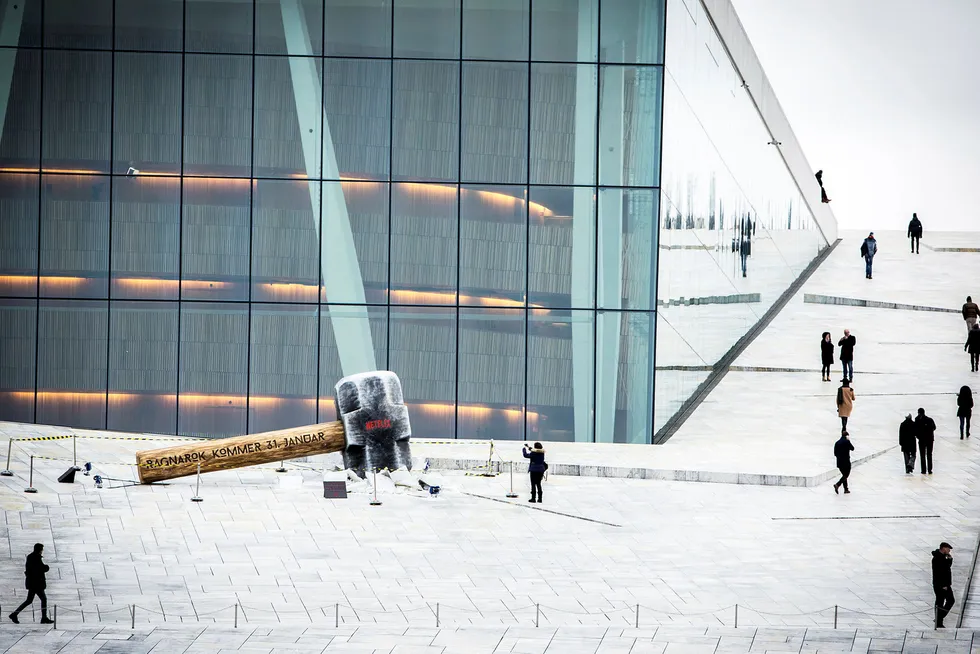En enorm hammer er satt opp utenfor operaen i Bjørvika. Det er et reklamestunt for den norske Netflix-serien «Ragnarok» som har premiere 31. januar.
