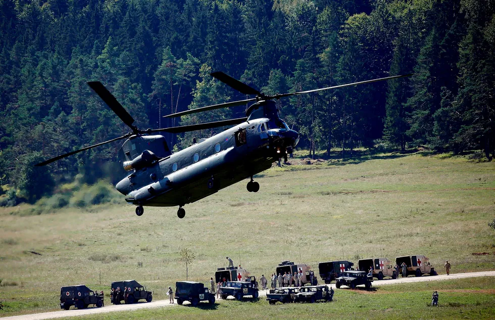 Europa trenger USA for sin sikkerhet mer enn USA trenger Europa. Bildet av det amerikanske helikopteret er fra en øvelse i Tyskland i august 2015. Foto: Michael Dalder/Reuters/NTB Scanpix