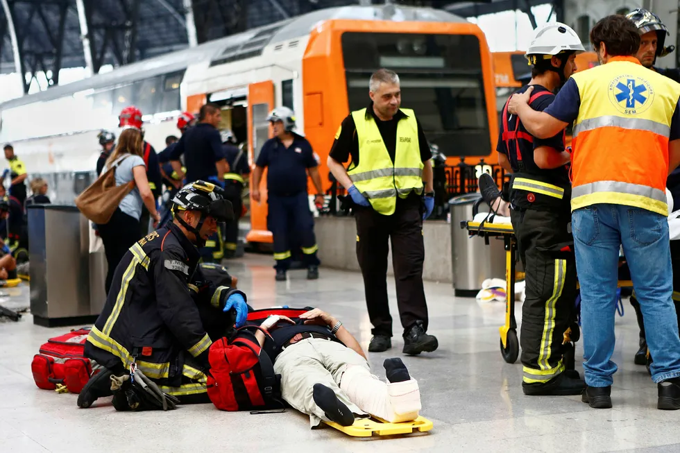 54 mennesker er skadet etter togulykket i Barcelona fredag morgen. Foto: Adrian Quiroga