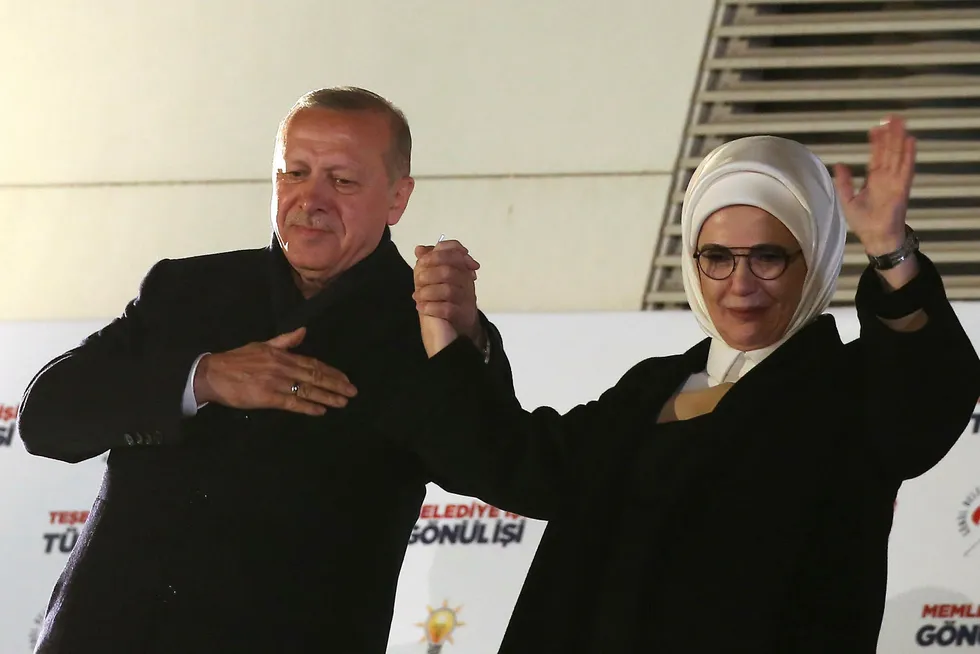 Recep Tayyip Erdogan erklærer seier for hans moderate islamistiske parti AKP i lokalvalget i Tyrkia. Her hilser han supportere sammen med sin kone Emine.