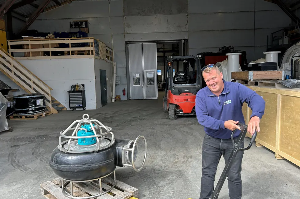 Anders Husby har lange dager med suksessbediften Seaquest i Averøy. 39-åringen er ikke redd for å ta et tak på "gølvet". Han har bare tid til en hobby og det er KBK, regionens store fotballag.