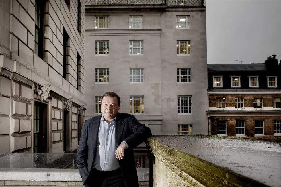 Den russiske oligarken Mikhail Fridman, her fotografert på kontoret i London i 2016.