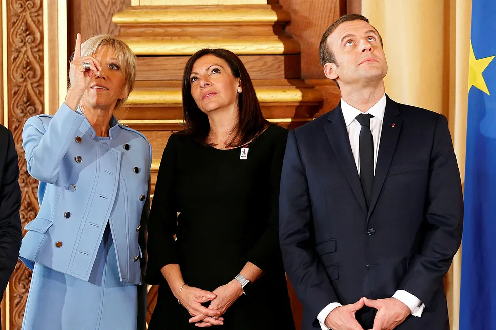 Emmanuel Macron ble søndag innsatt som ny fransk president. Her sammen med sin kone Brigitte Trogneux (til venstre) og Paris' borgermester Anne Hidalgo under seremonien på Hotel de Ville i Paris. Foto: Charles Platiau, Reuters