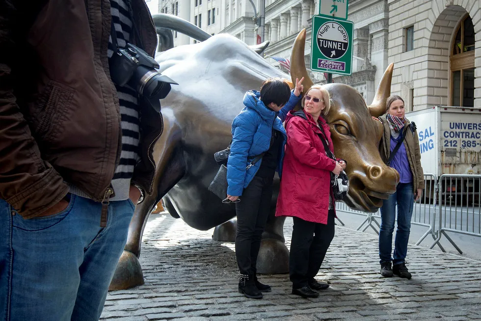 Statuen av oksen, symbolet på optimisme og mot i finansverdenen, tiltrekker også turister på Wall Street. Foto: Ørjan F. Ellingvåg