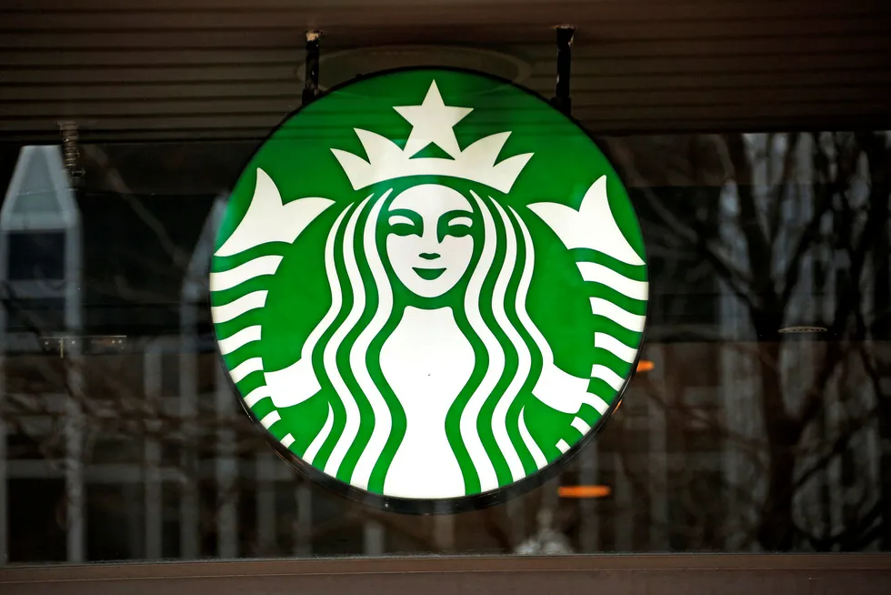 Arkivbilde av Starbucks logo. Starbucks vurderer å anke dommen som dømmer kjeden til å betale 100.000 dollar til en kvinne som sølte kaffe på seg etter å ha kjøpt en ekstra stor take away-kaffe i 2014. Foto: Gene J. Puskar/AP/NTB Scanpix.