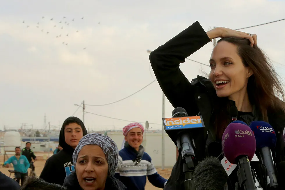 Angelina Jolie er spesialutsending for FNs høykommissær for flyktninger. Her er hun i flyktningleiren Zaatari i Jordan. Foto: Raad Adayleh / AP / NTB scanpix