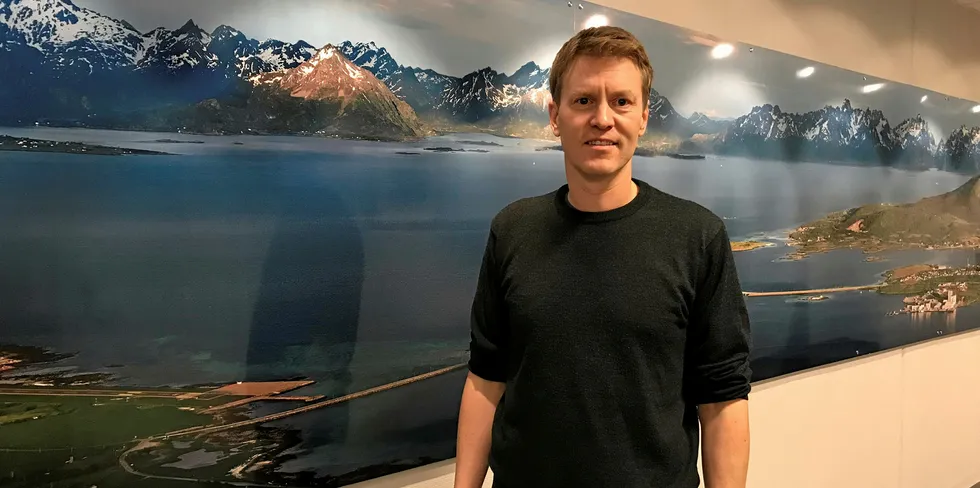 Konsernsjef i Nordlaks, Eirik Welde. På bildet bak ser du fabrikken på Børøya nede til høyre. I bakgrunnen reiser nordsida av Lofotveggen seg. Nede til venstre skimtes Skagen lufthavn.