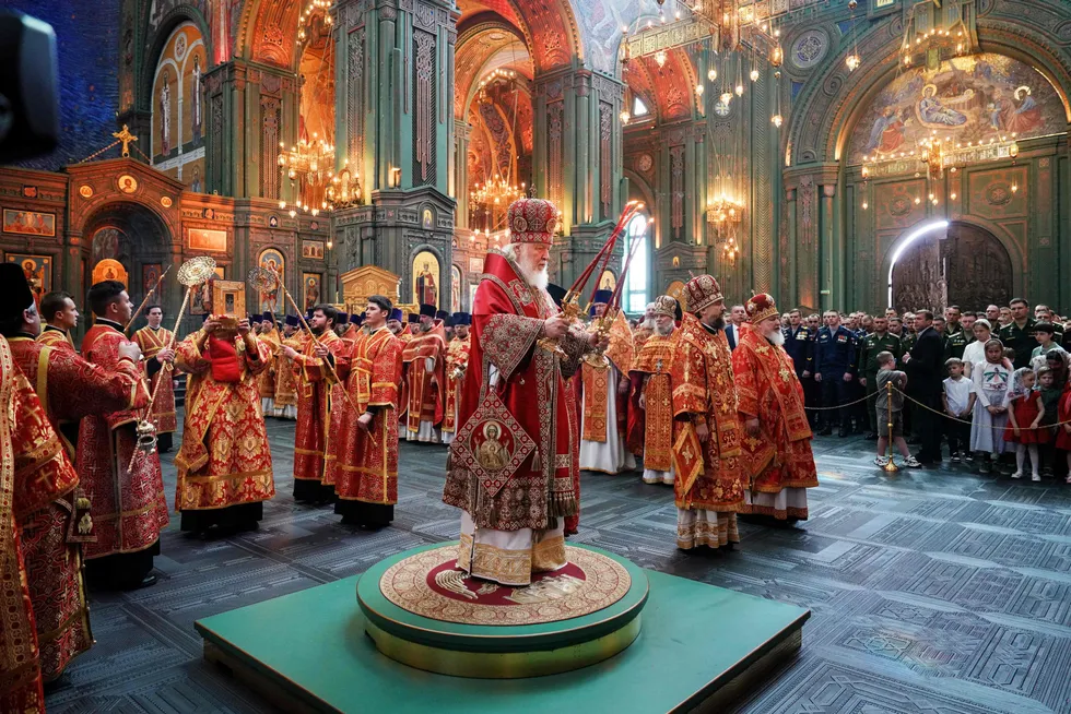 Hellig krig! Patriark Kirill leder Den russisk-ortodokse kirke, her på en maimesse i militærkatedralen i Patriotparken utenfor Moskva.