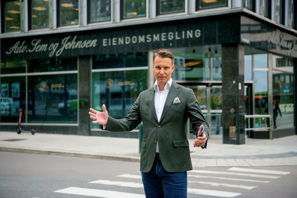 Christoffer Askjer, partner og eiendomsmegler i Sem og Johnsen Eiendomsmegling, forventer et markant fall i etterspørselen etter dyre boliger i andre og tredje kvartal.