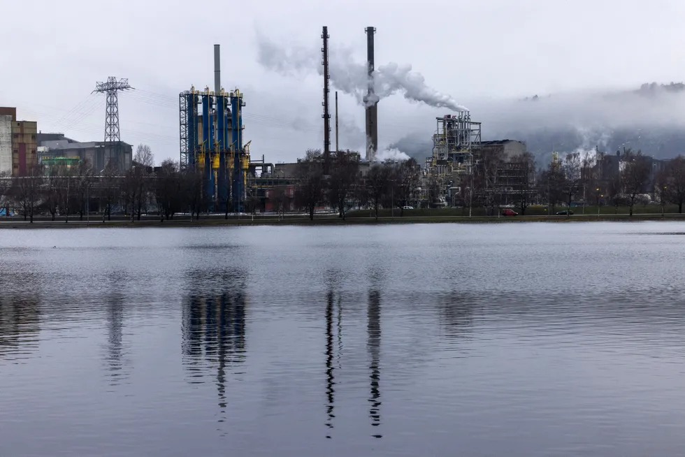 Er Grønt industriløft rett oppskrift når utfordringen er å ta i bruk klimateknologi, ikke å utvikle den? spør Svein Tore Holsether. Bilde fra Yaras anlegg på Herøya.
