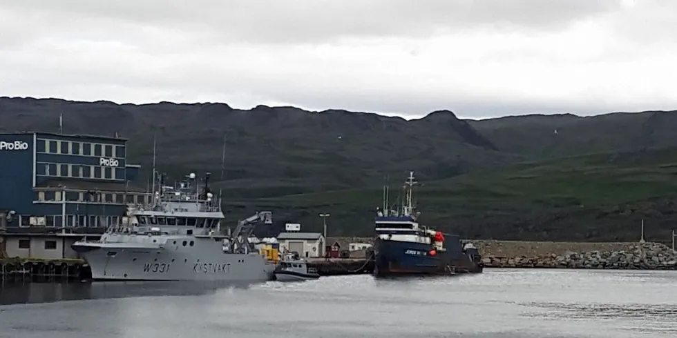 "Juro Vulkas" fra Litauen i Kystvaktas arrest i Båtsfjord. Foto: Kystvakta.