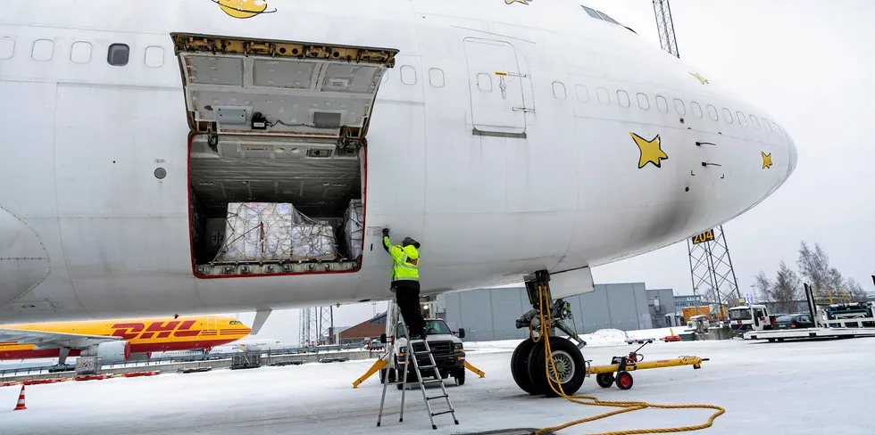 Illustrasjonsfoto: Den siste av 14 paller med norsk laks er på plass i jumbo-jeten som flyr til Kina.