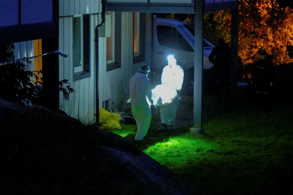 Politiet i Kristiansand har åpnet drapsetterforskning etter at en mann i 40-årene ble funnet død i boligen sin lørdag.