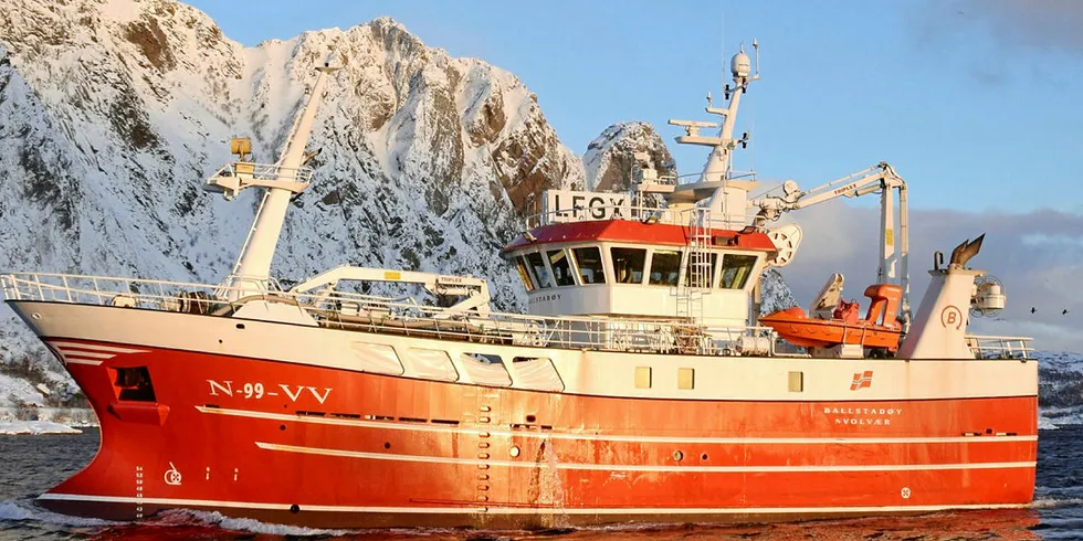 VANSKELIG: «Ballstadøy» og den øvrige snurrevadflåten, som blant annet driver levendefangst i Lofoten, har møtt utfordringer på grunn av store mengder faststående bruk på fiskefeltene.