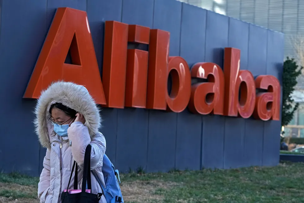 Aksjonærverdier på 4400 milliarder kroner har forsvunnet fra det kinesiske internettselskapet Alibaba siden høsten 2020. Nedturen fortsetter på mandag med et kursfall på over fire prosent.