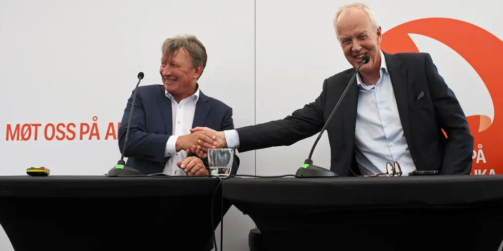 Tor-Ove Hortstad (t.v.) i Hydro Rein og Ole-Wilhelm Meyer, direktør i OVF, signerte mandag kveld en avtale om å stifte det nye selskapet Geisli Energi AS.