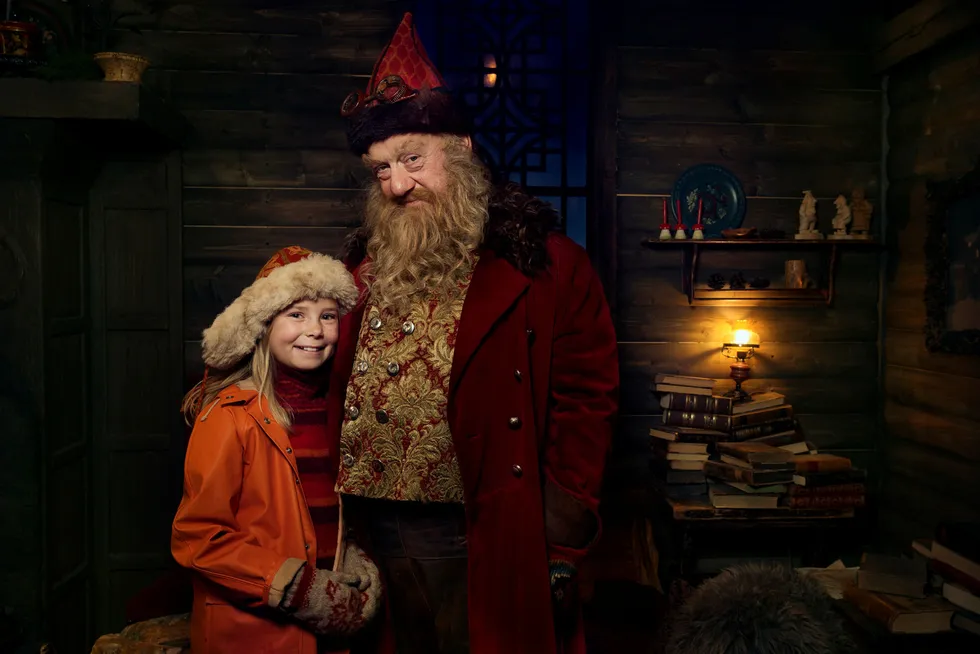 Trond Høvik spiller Julius i NRKs nye julekalender Snøfall. Her sammen med Selma - spilt av Siri Skjeggedal. Foto: NRK