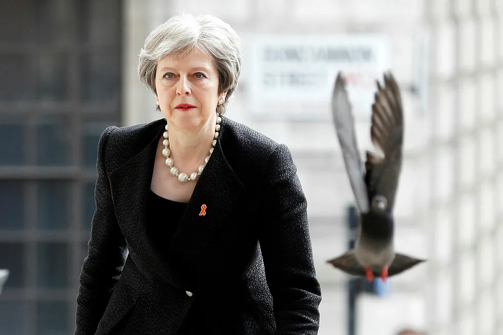 I brexit-forhandlingene om toll regnes statsminister Theresa May nærmest som en due. Onsdag tapte hun en intern avstemning mot haukene i sitt eget «brexit-krigskabinett». Dermed øker risikoen for at Storbritannia går ut av EU uten noen avtale Foto: Peter Nicholls/Reuters/NTB Scanpix