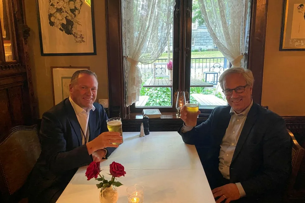 Milliardær og oljefondssjef Nicolai Tangen tar en øl med sentralbanksjef Øystein Olsen.