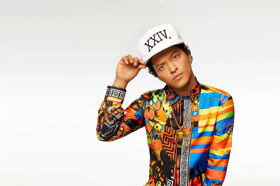 Tilbake til fremtiden. Bruno Mars kanaliserer 80-talls funk og 90-talls r&b på ypperlig vis på sitt nye album. Noe for flere generasjoner. Foto: Warner Music