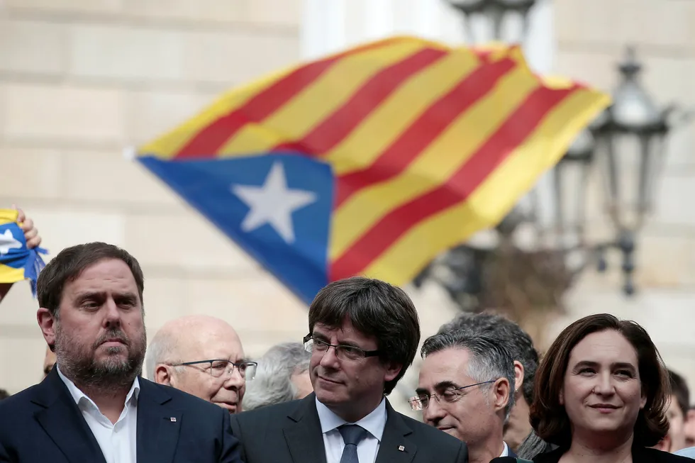 Catalonias leder Carles Puigdemont (i midten) tror mange vil delta i streiken som er varslet tirsdag. Foto: Manu Fernandez / AP / NTB scanpix