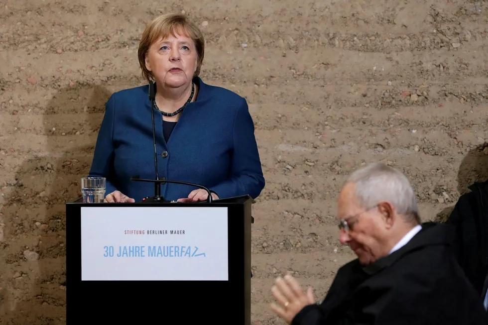 – Den lærer oss at ingen mur som holder folk ute og hindrer frihet, er så høy eller bred at den ikke kan bli brutt ned, sa Angela Merkel om Berlinmuren i sin tale lørdag.