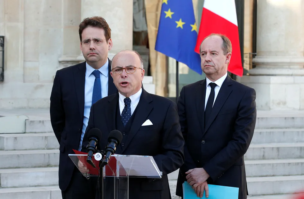 Statsminister Bernard Cazeneuve (i midten) sammen med innenriksminister Matthias Fekl (til venstre) og justisminister Jean-Jacques Urvoas fredag. Foto: Christophe Ena / AP / NTB Scanpix