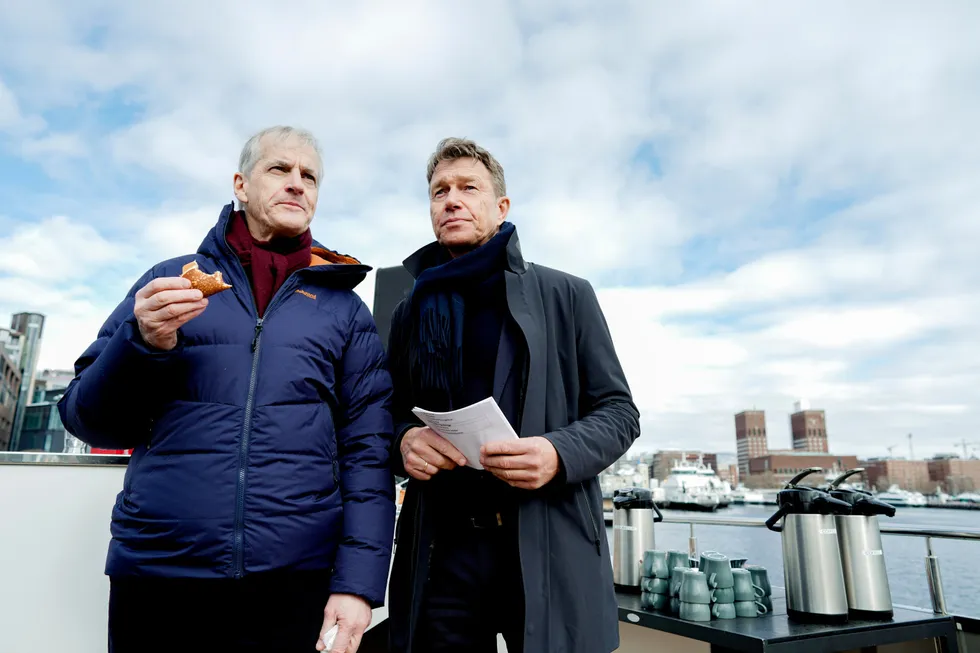 Statsminister Jonas Gahr Støre (Ap) og olje- og energiminister Terje Aasland (Ap) holder pressekonferanse om havvind, om bord i den helelektriske båten MS Brisen på tur i Oslofjorden.