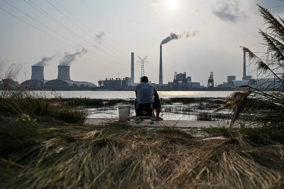 Kullkraftverkene i Kina og India er i ferd med å gå tomme for kull. Lagerbeholdningene er rekordlave. Det rammer den økonomiske aktiviteten, som forsøker å reise seg etter pandemien. Her fra Wujing Coal-Electricity Power Station ved Shanghai.