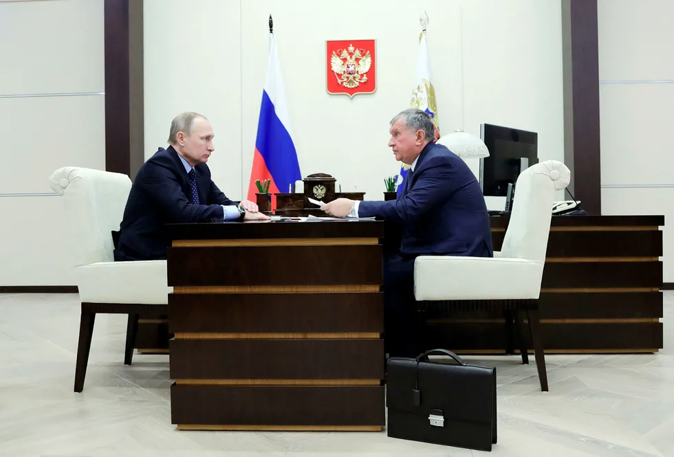 Rosneft og toppsjef Igor Sechin (t.h.) ser risiko for at Opec-kuttene ikke blir forlenget – og fortsatt priskrig. Her er han med Russlands Vladimir Putin, januar, 2017. Foto: MIKHAIL KLIMENTYEV/AFP