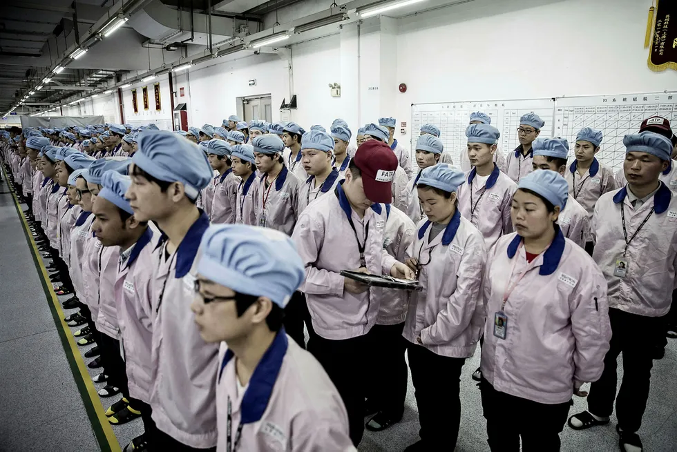 I Kina er lederstilen ofte preget av streng disiplin og autoritet. Her blir det gjennomført en kontroll av passerkort ved en fabrikk tilhørende Pegatron Corp i Shanghai. Foto: Qilai Shen/Bloomberg